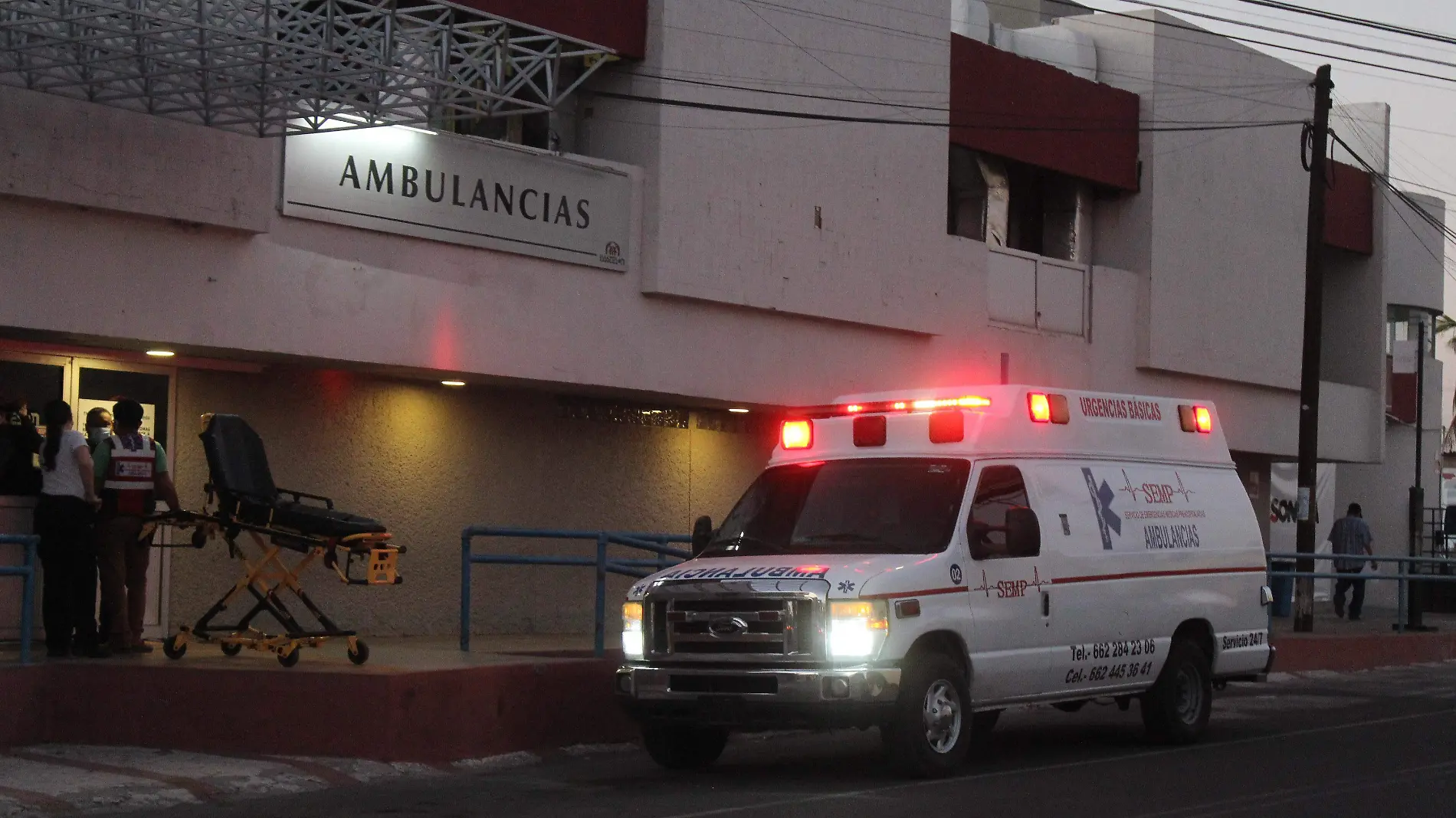 Ambulancia de noche - Mike Acosta (2)